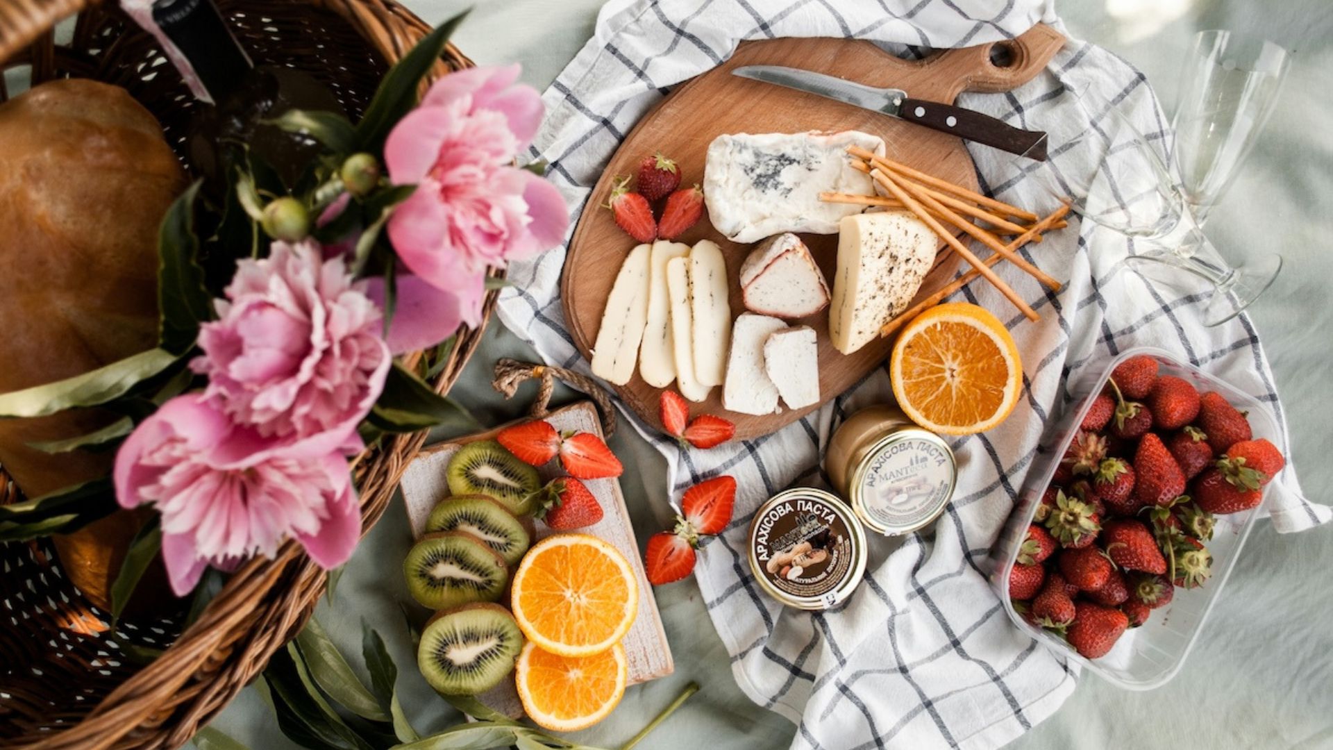 Picknick im Freien mit Mimosen