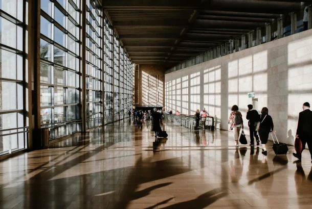 flughafen-terminal-reisende-mit-koffer-4-3
