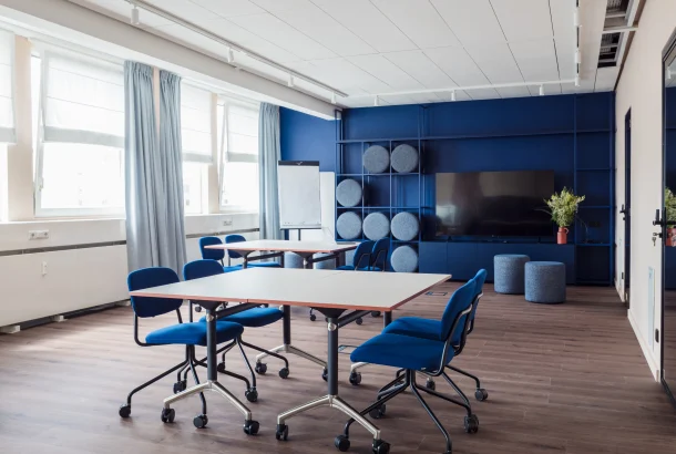atwork-alexone-berlin-kollaborationsraum-flexible-tische